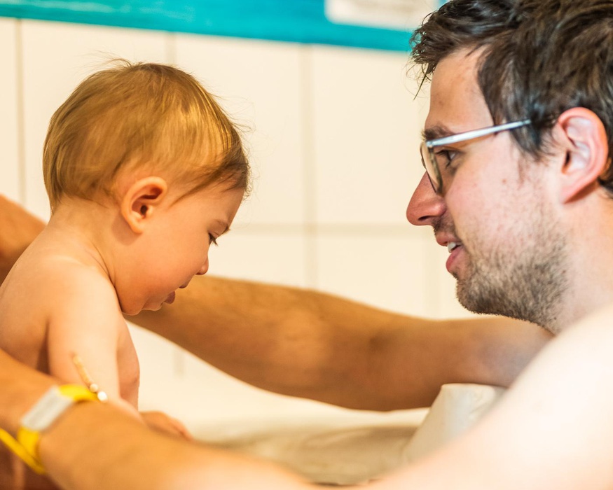 Enkel genieten van je baby's eerste plons