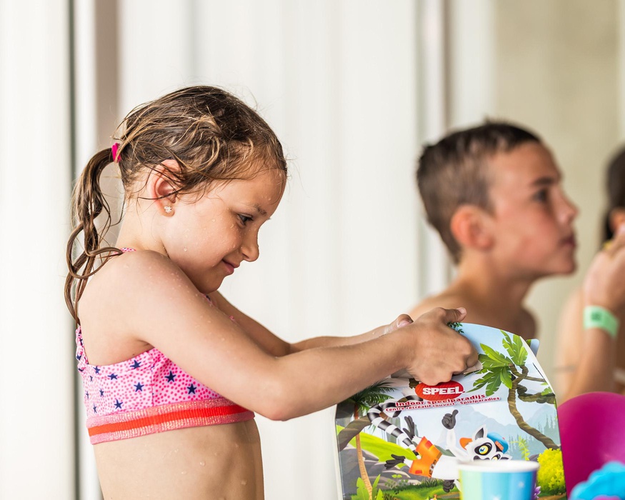 Tussen het zwemmen en plonzen door honger of dorst gekregen?