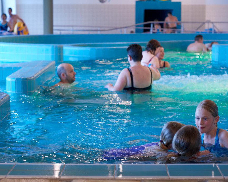 Se détendre dans le sauna et le lagon chaud