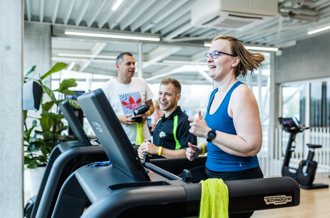 fitness begeleider vrouw lopend