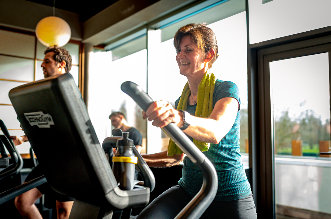 fitness technogym vrouw crosstrainer