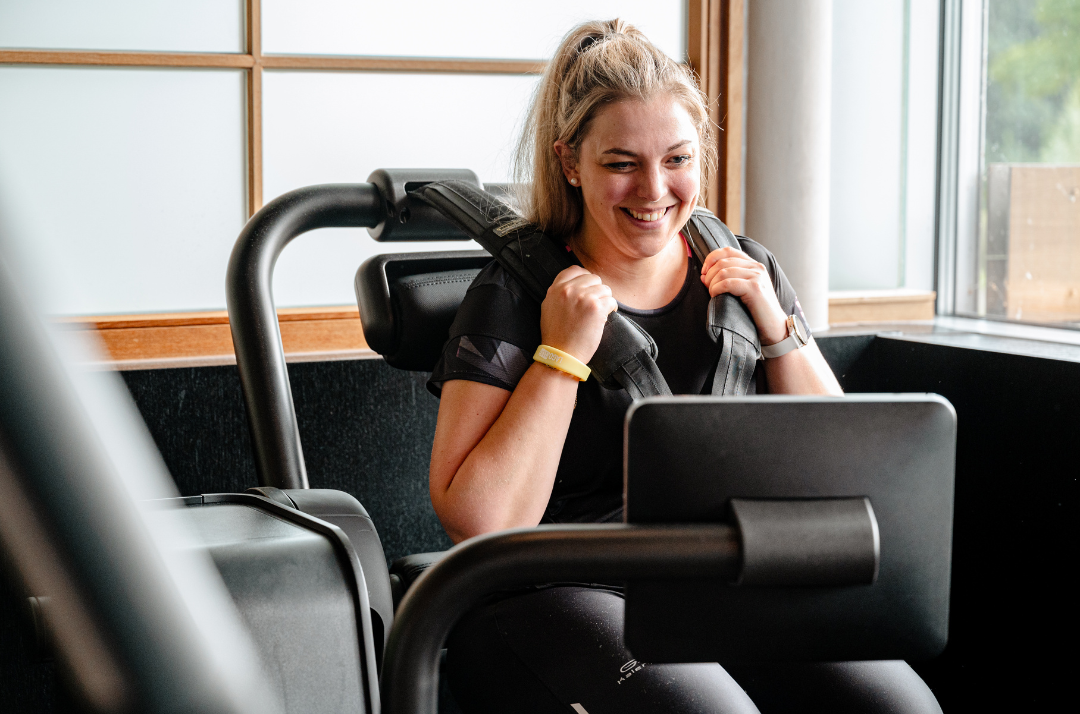 fitness technogym vrouw buikspieren