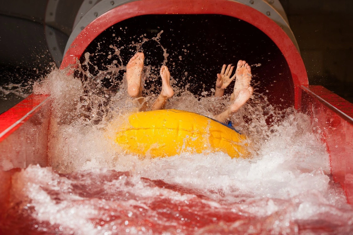 Lago Waterglijbaan Red Viper uitgang splash in het water