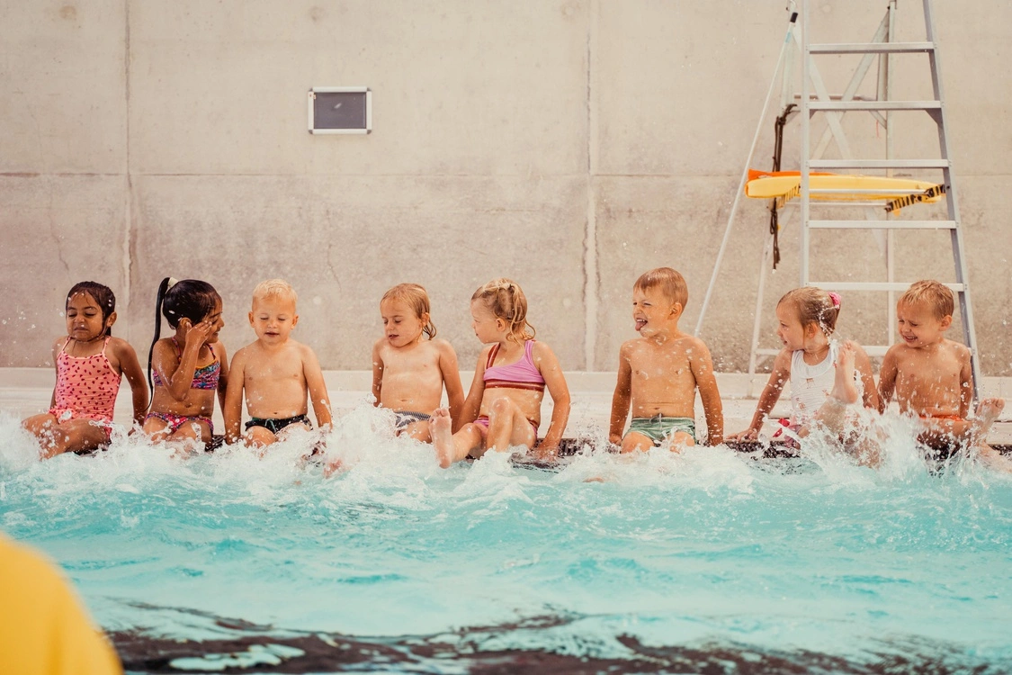 Lago Gent Zwemmen voor kinderen: kinderen spetteren met voeten in het water