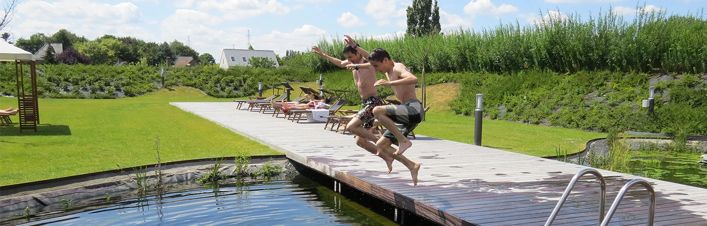 LAGO Beveren jongens springen in zwemvijver