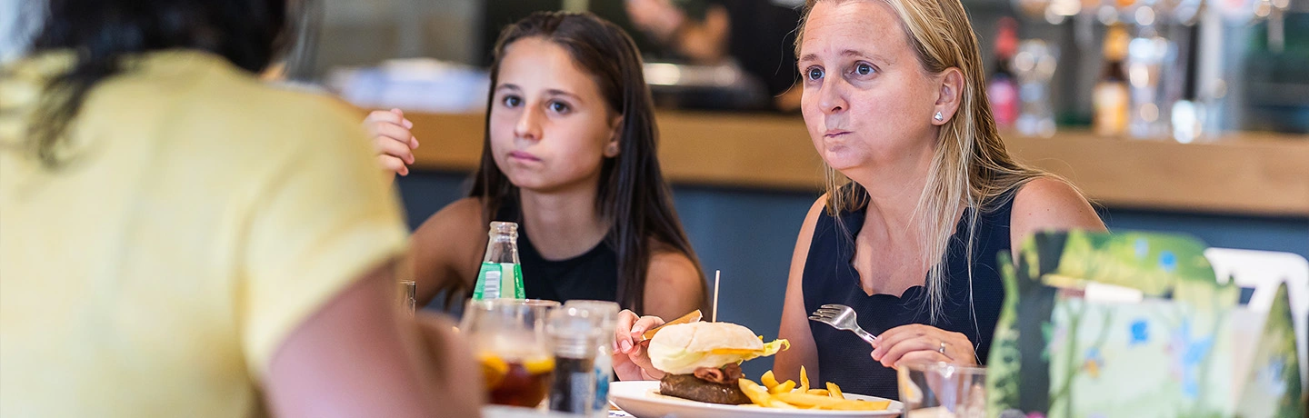 LAGO Bistro Beveren gezin aan het eten