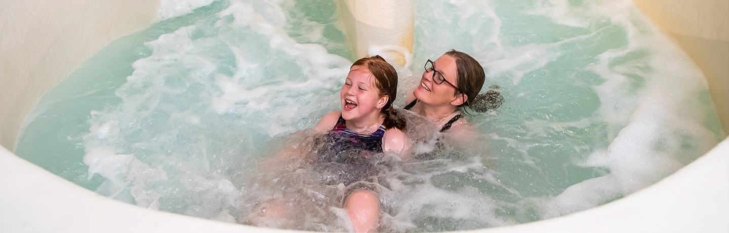 LAGO Gent mama en dochter in wildwaterbaan
