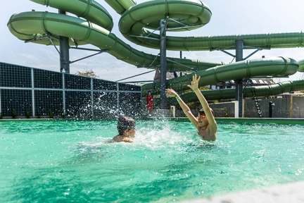 Lago Sint-Truiden piscine extérieure plaisir garçons