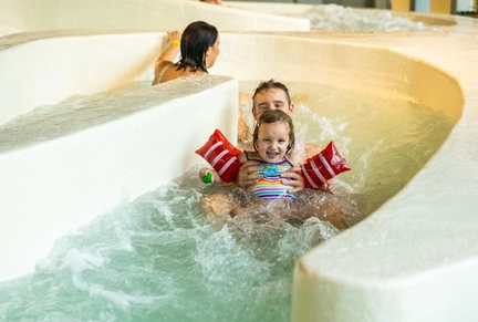 LAGO Beveren papa met dochter in wildwaterbaan