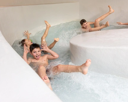 LAGO Beveren zwemende kinderen in de wildwaterbaan