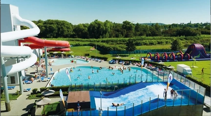 LAGO Mons aperçu de la piscine extérieure