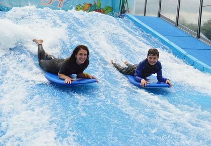 LAGO Mons fille et garcon surfent