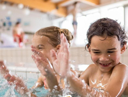 Lago Eupen Kinderbecken spielende Kinder