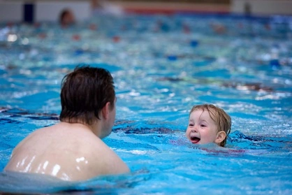 LAGO Brugge sportbad papa met kindje