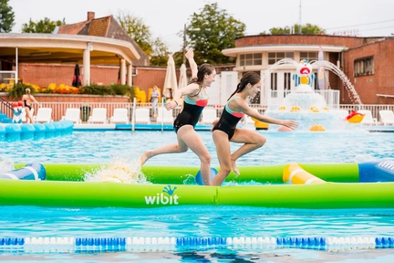 LAGO Kortrijk-Abdijkaai meisjes op de wipe out