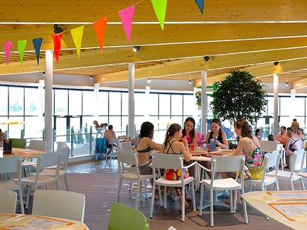 LAGO Beveren familie eet op zwemmersterras