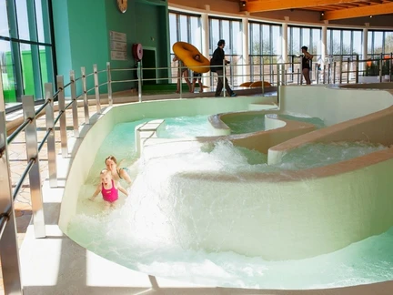 LAGO Beveren mama en meisje in wildwaterbaan