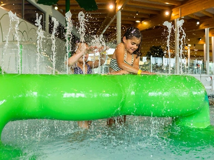 LAGO Beveren meisjes spelen in kinderbad 