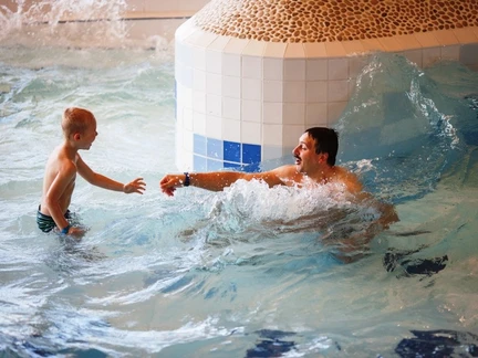 LAGO Beveren papa en zoon golfslagbad