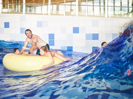 LAGO Gent familie op band in golfslagbad