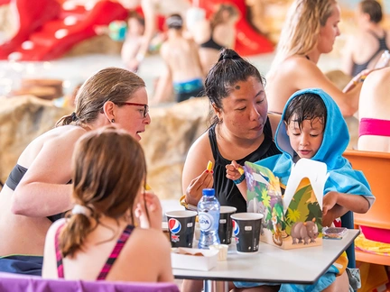 LAGO Gent gezin eet op zwemmersterras