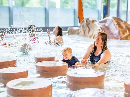 LAGO Gent mama met peuter in kinderbad