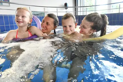 Famille profite du lagune d'eau chaude