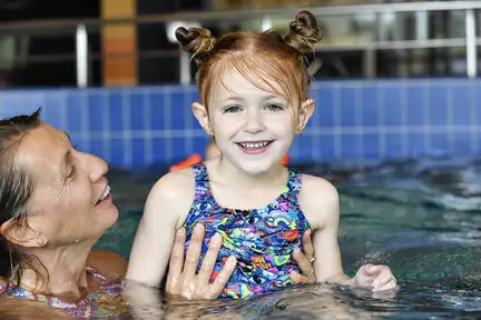Grand-mère et petitte fille profitent du lagune d'eau chaude