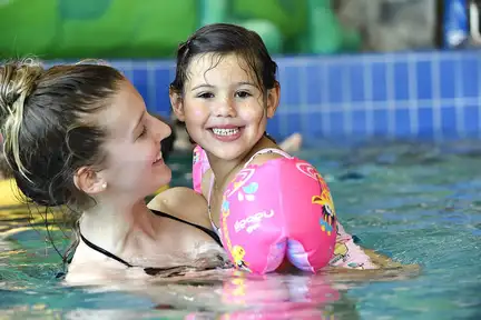 Maman et petite fille s'amusent dans le lagune d'eau chaude