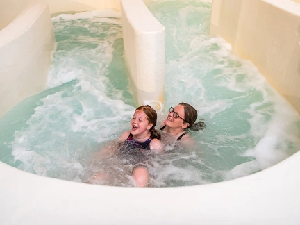 LAGO mama en dochter in wildwaterbaan