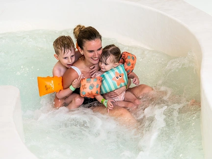 LAGO mama met kindjes in wildwaterbaan