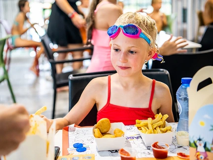 LAGO meisje eet kidsbox op zwemmersterras