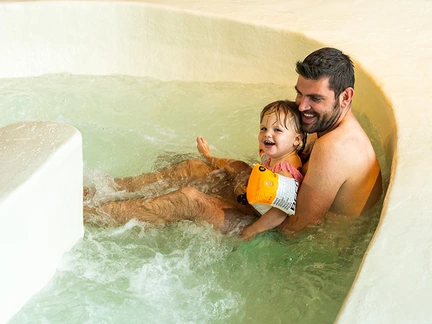 LAGO papa met dochter in wildwaterbaan