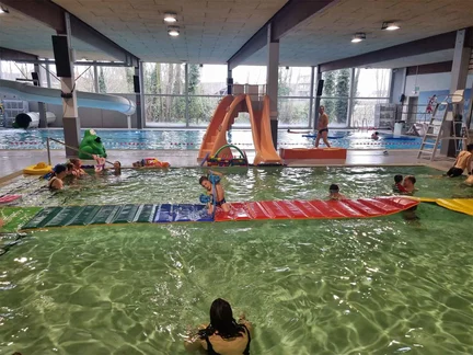 LAGO Kortrijk Lagaeplein ravotzwemmen mat in water