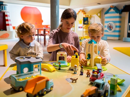 Kindjes spelen met Playmobil