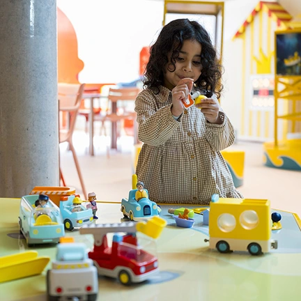 Meisje speelt met playmobil in speelpunt