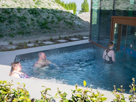 Gezin in buitenjacuzzi