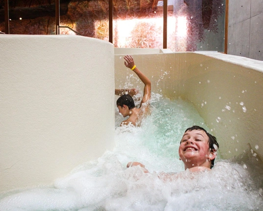 Kind in wildwaterbaan