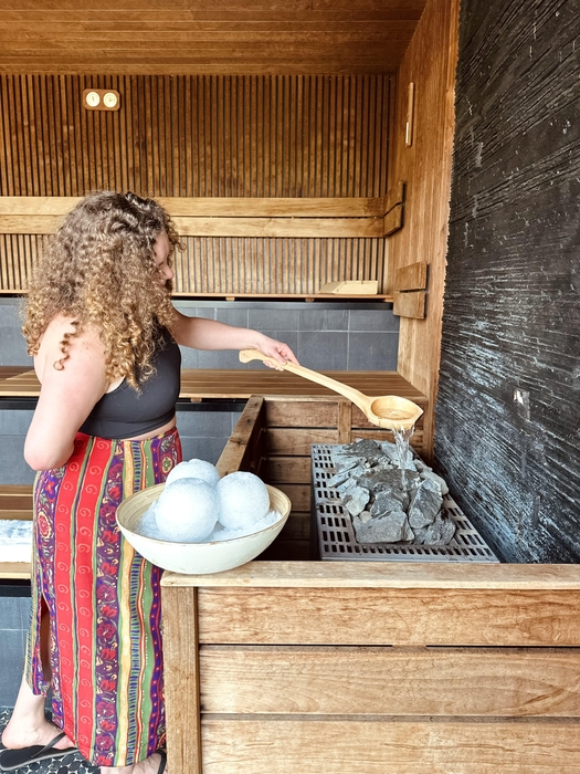 Lago Gent Wellness Finse panoramische sauna vrouw giet water op stenen ( löyly )