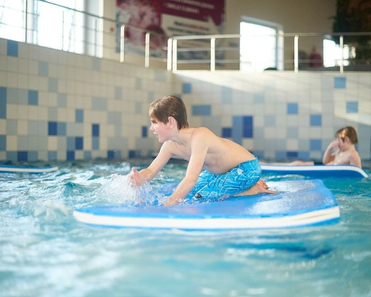 Lago Gent Golfslagbad - Jongen op mat in het water