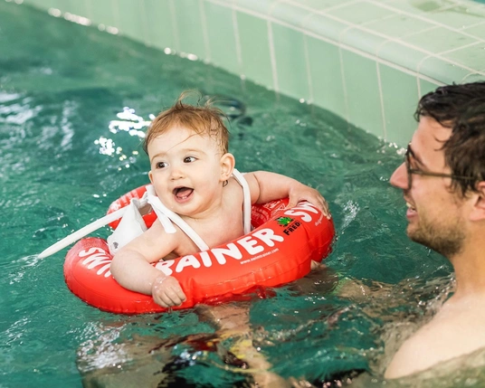 Lago Saint-Trond enfant dans la piscine avec papa