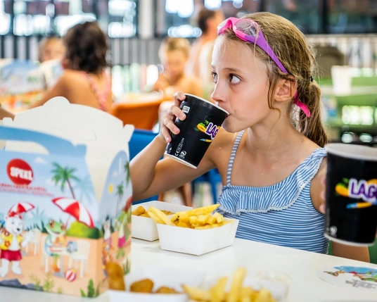 Lago Sint-Truiden zwemmersterras meisje drinkt