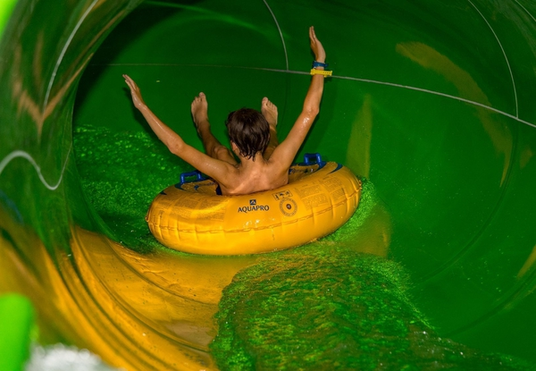 LAGO Beveren kind in band in de groene waterglijbaan