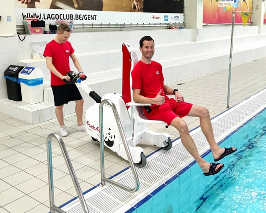 LAGO Gent redder op zwembadlift