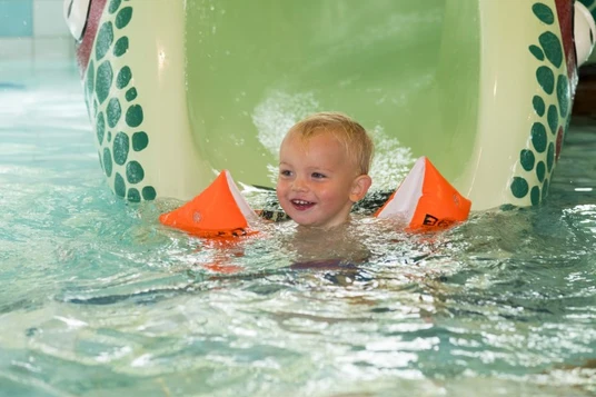 LAGO Lier kinderbad groene slang glijbaan jongetje zwembandjes