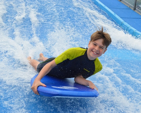 LAGO Mons surf enfant heureux