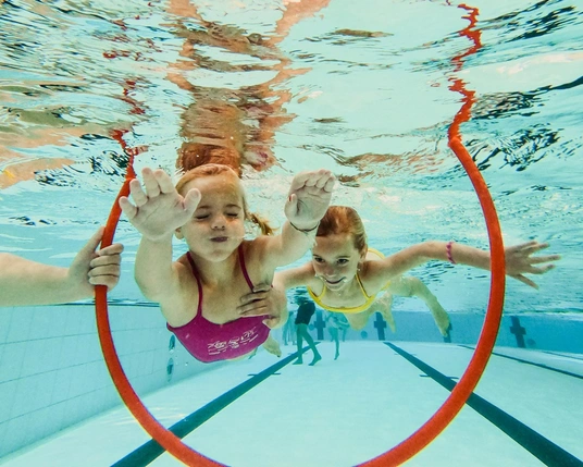 Lago Gent Kinderen zwemmen onder water door hoepel