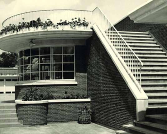 LAGO Kortrijk-Abdijkaai foto met gebouw uit de oude doos over het modernistische solaria uit het interbellum