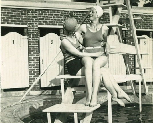 LAGO Kortrijk-Abdijkaai foto uit de oude doos met 2 bezoekers zittend op een trap