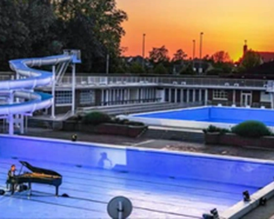LAGO Kortrijk-Abdijkaai piano in een leeg buitenzwembad